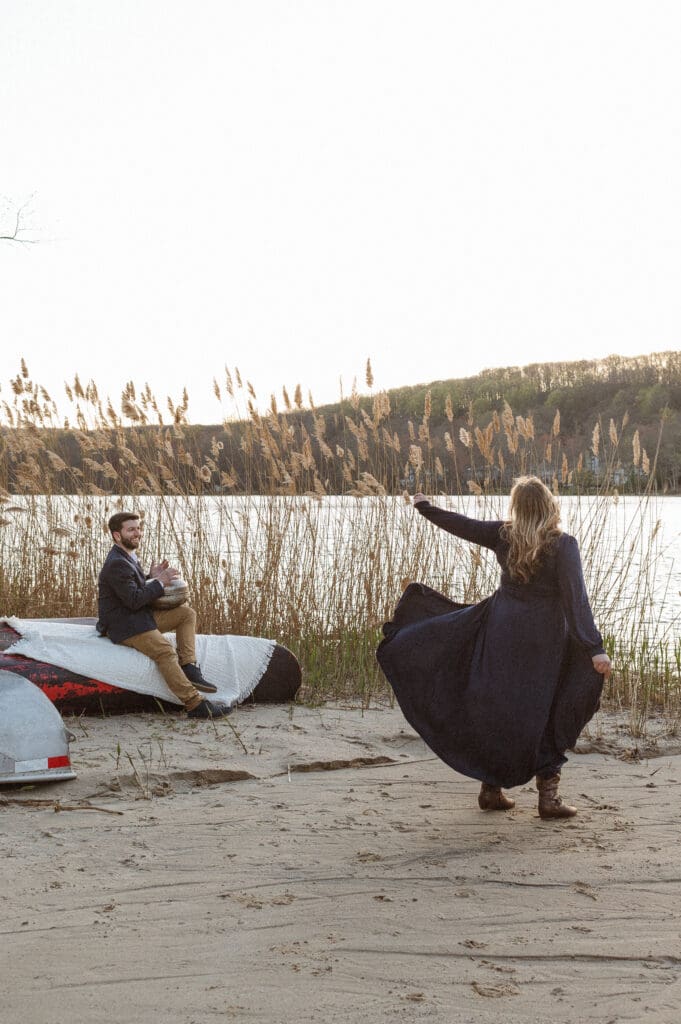 sunrise-lake-engagement-photos-at-sunset-by-suess-moments-photography