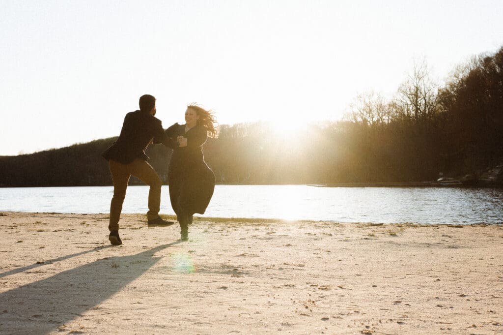 sunrise-lake-engagement-photos-at-sunset-by-suess-moments-photography