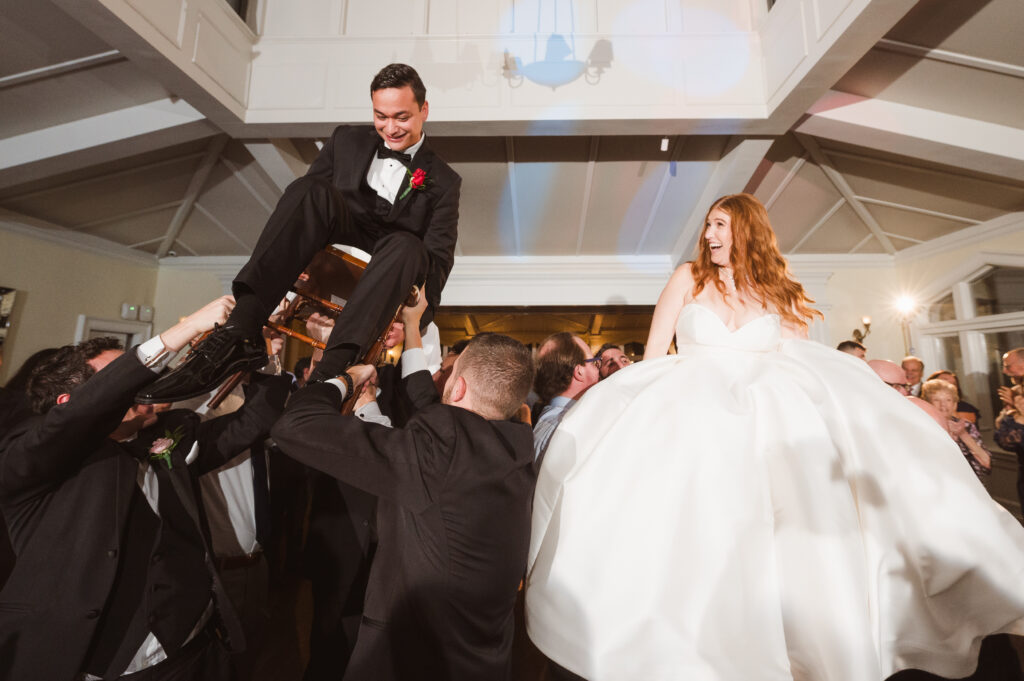 wedding-photos-that-are-funny-by-suess-moments-photography-wild-party-moments