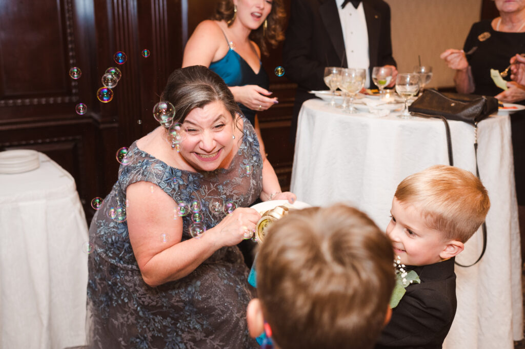 wedding-photos-that-are-funny-by-suess-moments-photography-wild-party-moments
