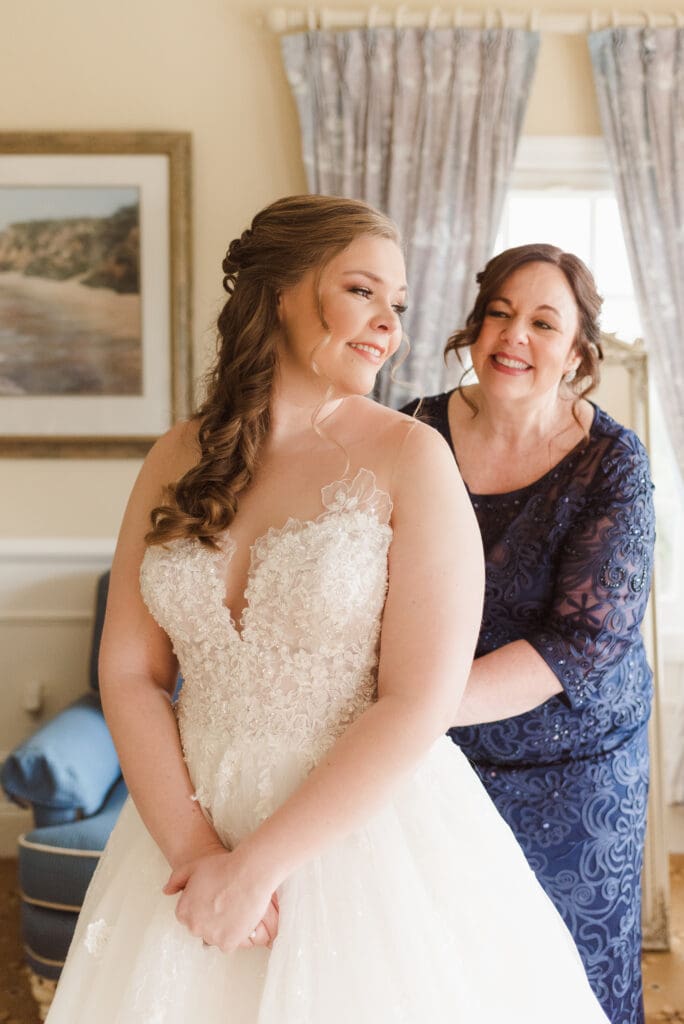 getting-ready-bridal-prep-at-eagle-oaks-country-club-new-jersey-wedding-photos-by-suess-moments