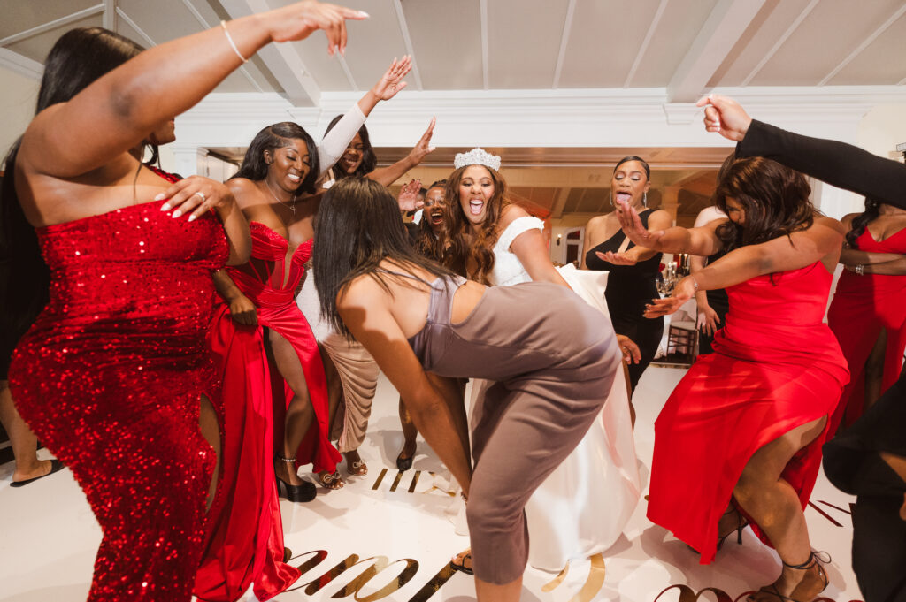 wild-dance-party-at-wedding-by-suess-moments-photography
