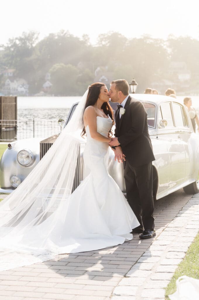 bride-and-groom-wedding-photo-with-classic-car