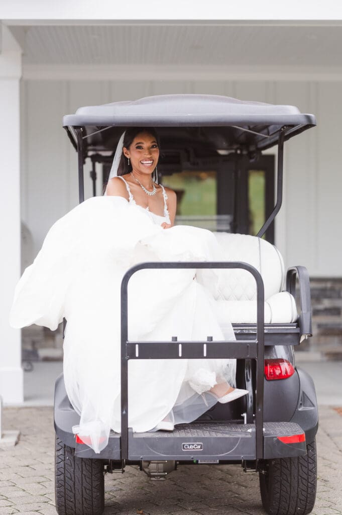 golf-cart-ride-for-the-bride