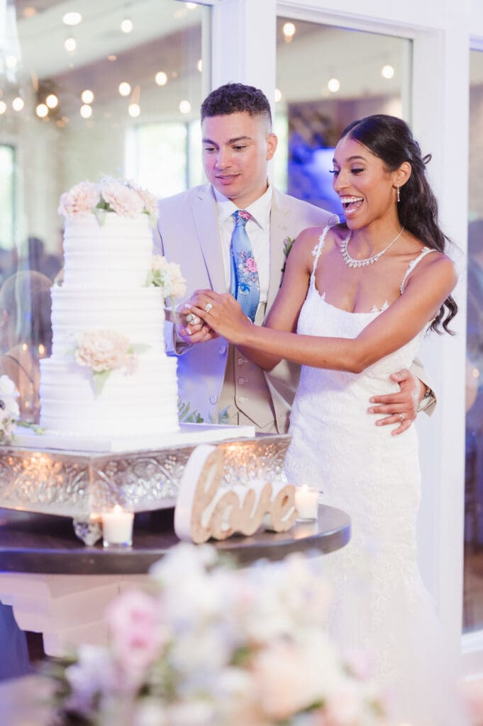 cutting-cake-at-cocktail-hour