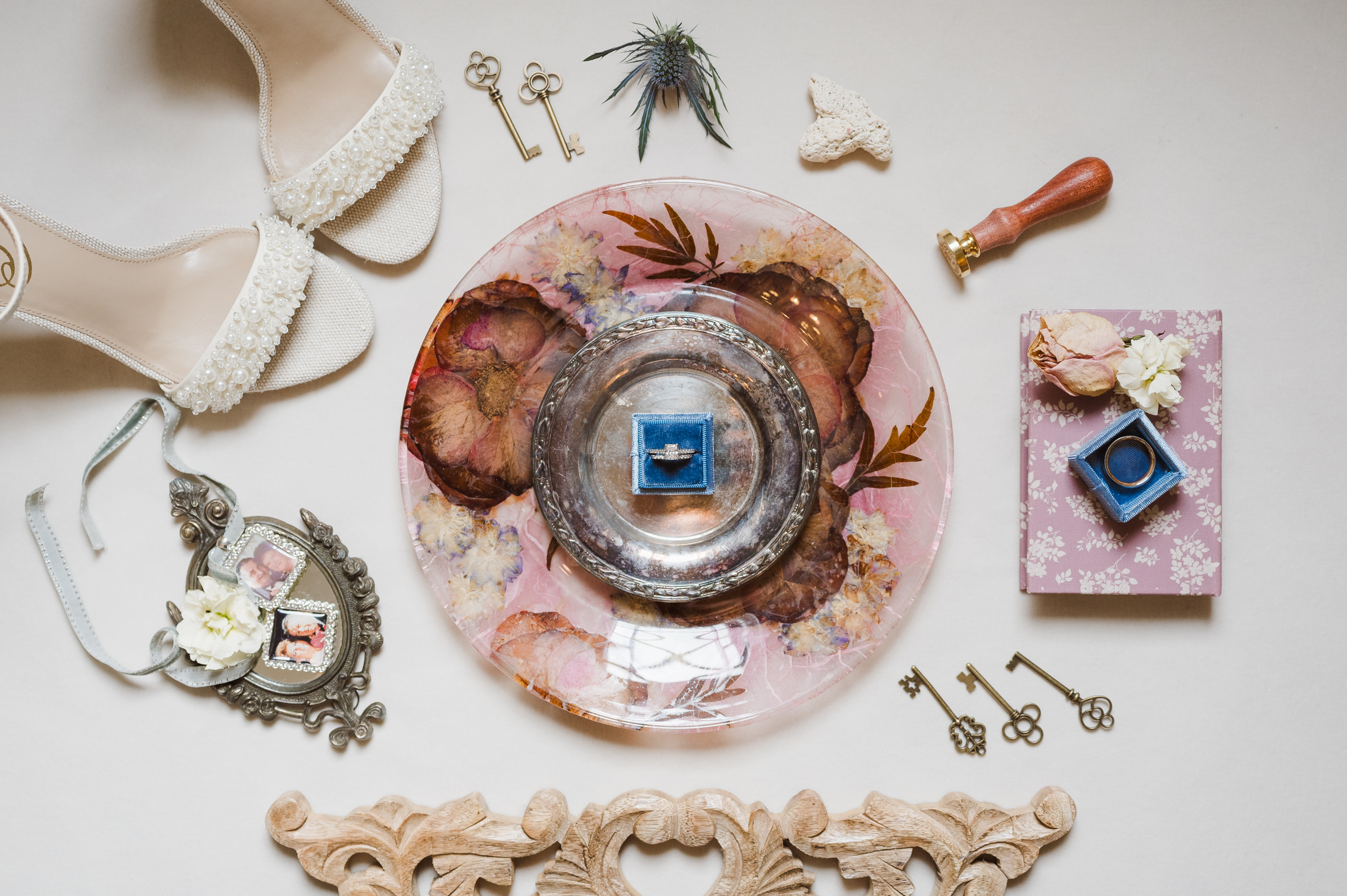 flat-lay-wedding-photography-equipment-must-haves