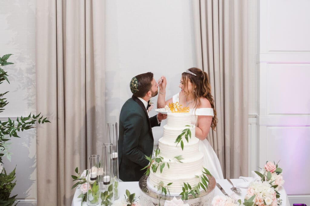 wedding-cake-cut