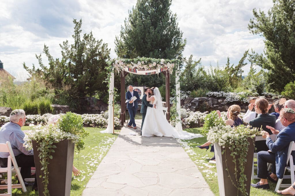 wedding-ceremony-outdoors-at-crystal-springs-resort-nj