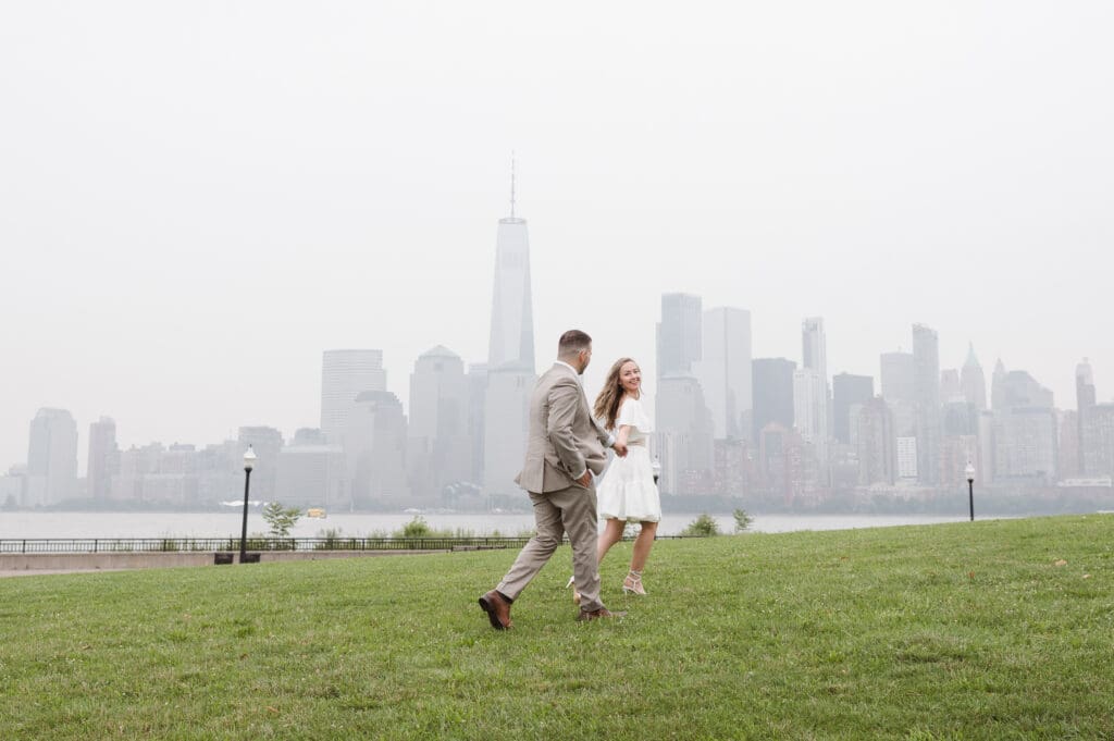 liberty-state-park-nj-nyc-skyline-couple-photos-by-suess-moments