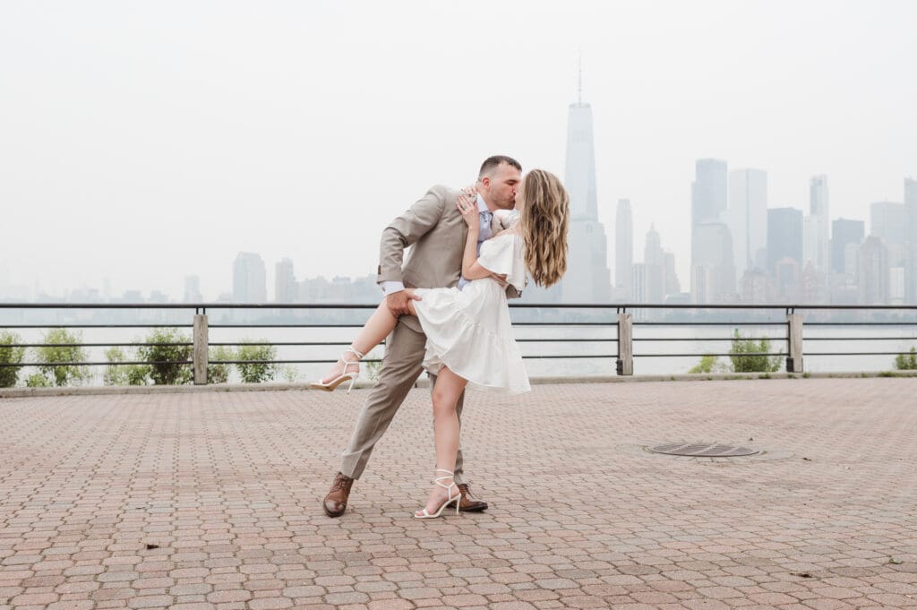 liberty-state-park-nj-nyc-skyline-couple-photos-by-suess-moments