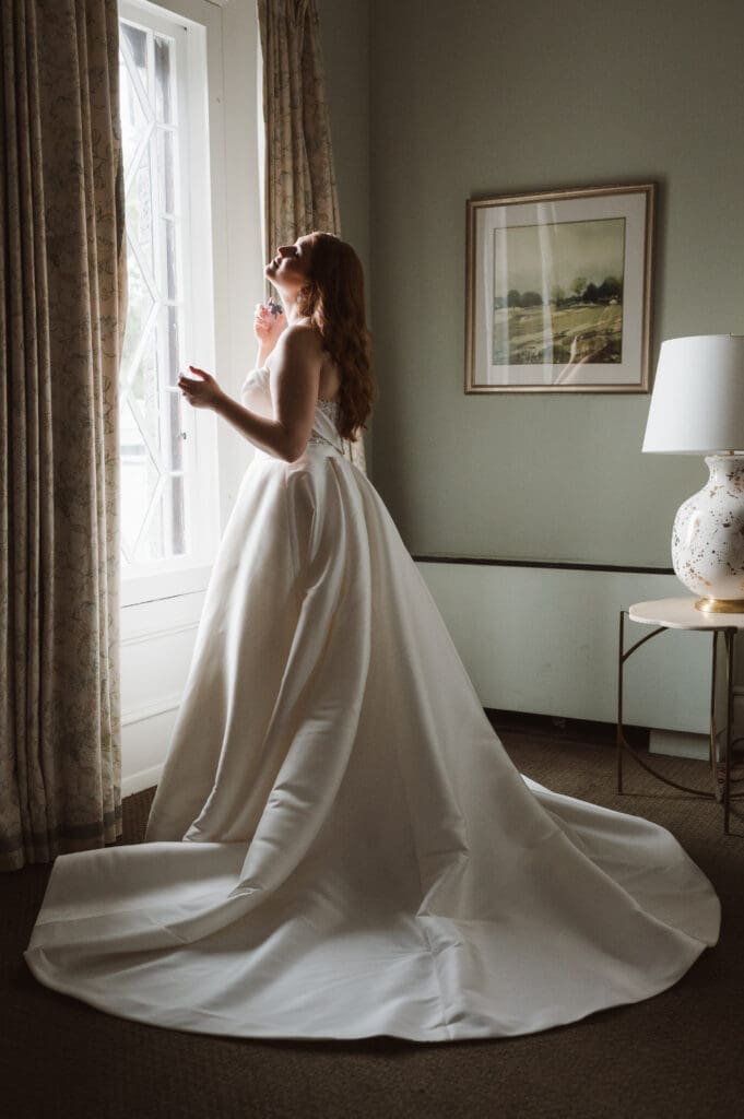 bride-putting-on-perfume