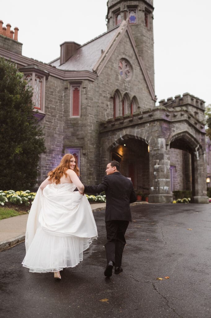 rainy-wedding-day-photo-at-whitby-castle-new-york