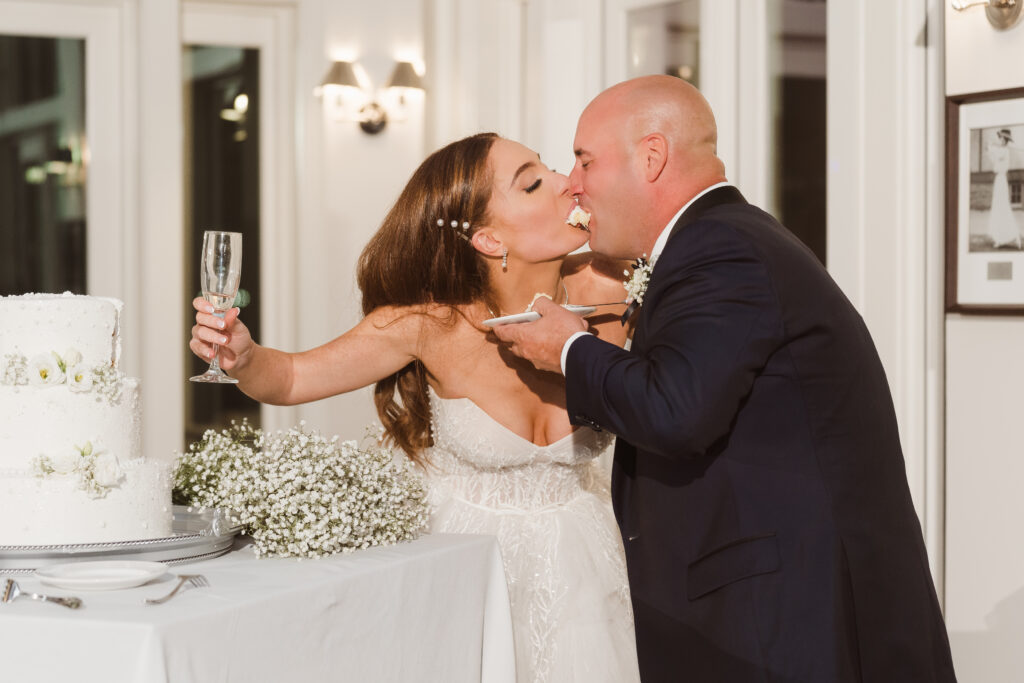 funny-wedding-cake-moment