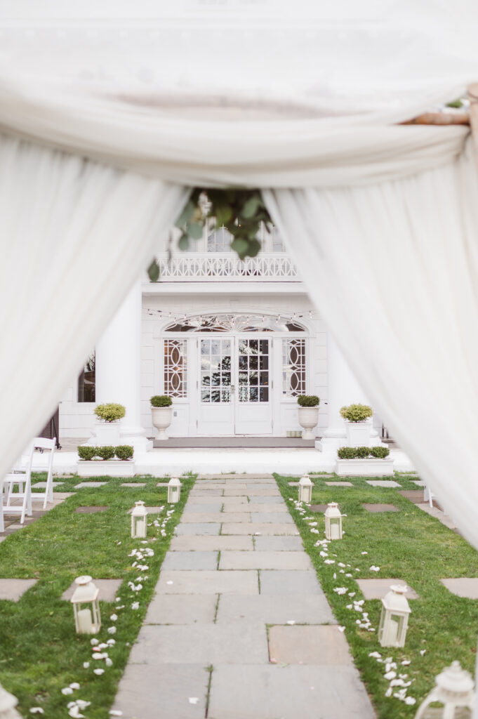 wedding-ceremony-outdoors-at-the-briarcliff-manor-by-suess-moments