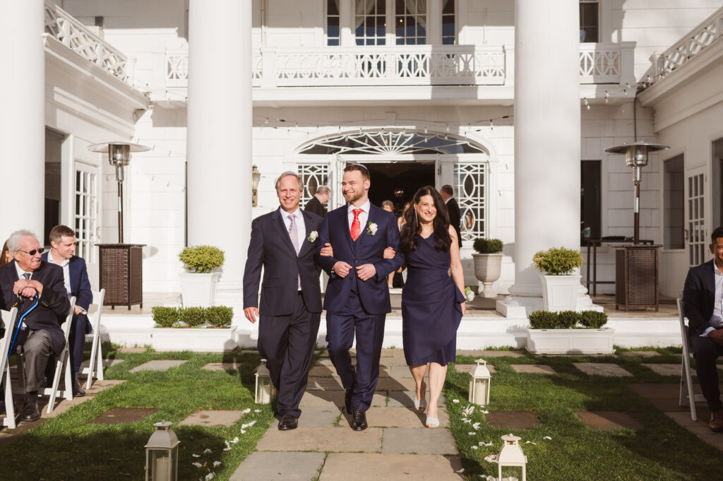 wedding-ceremony-outdoors-at-the-briarcliff-manor-by-suess-moments