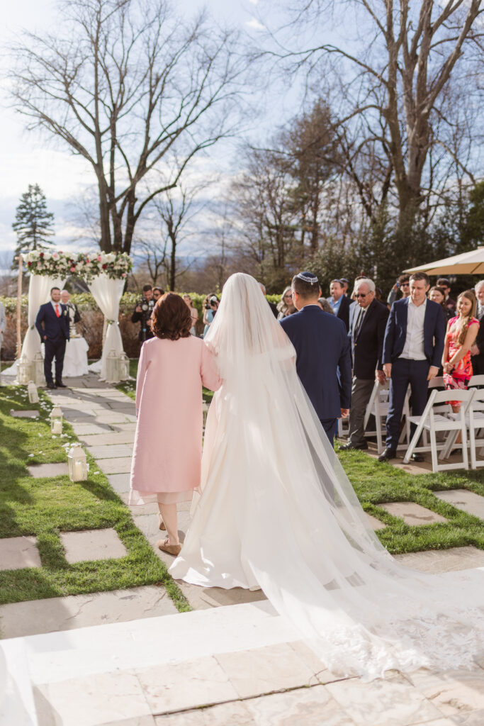 wedding-ceremony-outdoors-at-the-briarcliff-manor-by-suess-moments