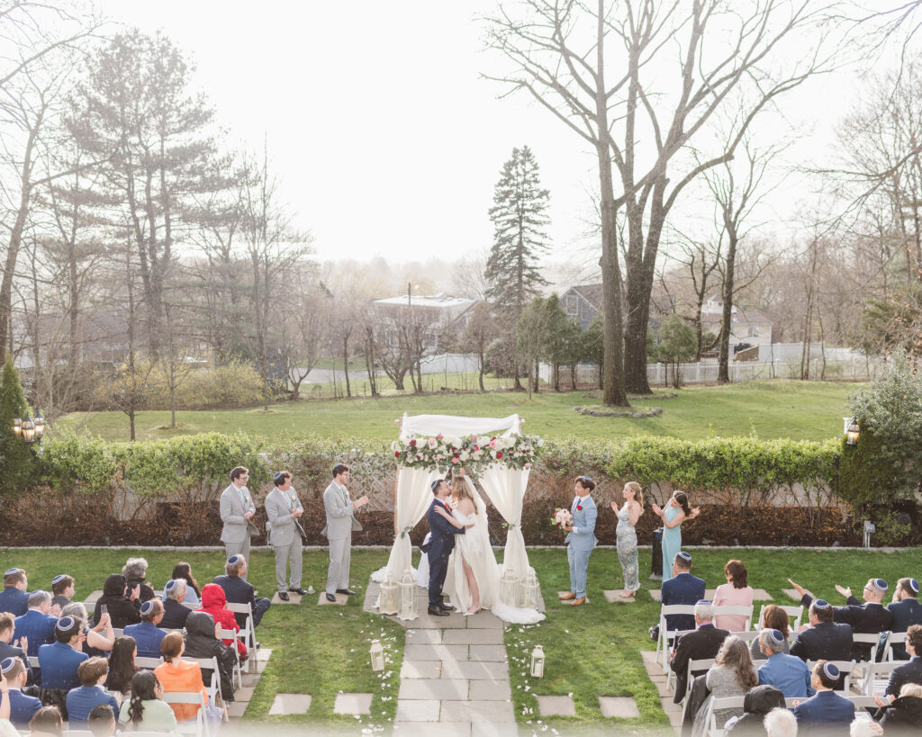 wedding-ceremony-outdoors-at-the-briarcliff-manor-by-suess-moments