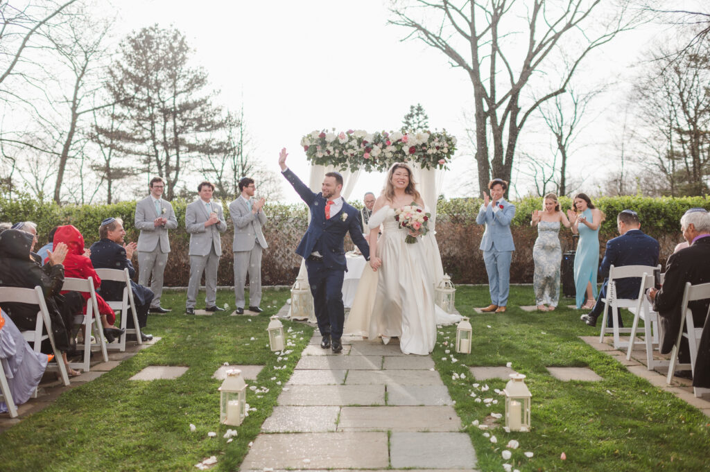 wedding-ceremony-outdoors-at-the-briarcliff-manor-by-suess-moments