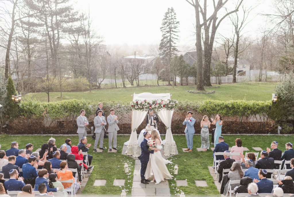 wedding-ceremony-outdoors-at-the-briarcliff-manor-by-suess-moments