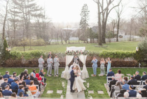 wedding-ceremony-outdoors-at-the-briarcliff-manor-by-suess-moments