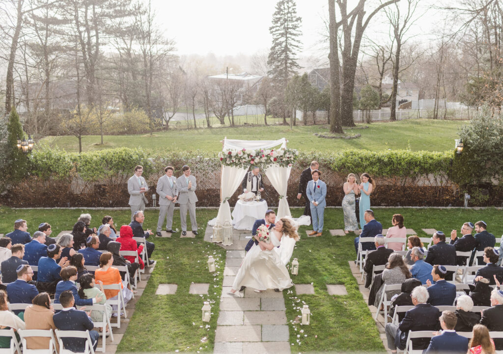 wedding-ceremony-outdoors-at-the-briarcliff-manor-by-suess-moments