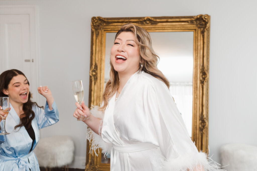 the-briarcliff-manor-wedding-photos-in-bridal-suite-by-suess-moments