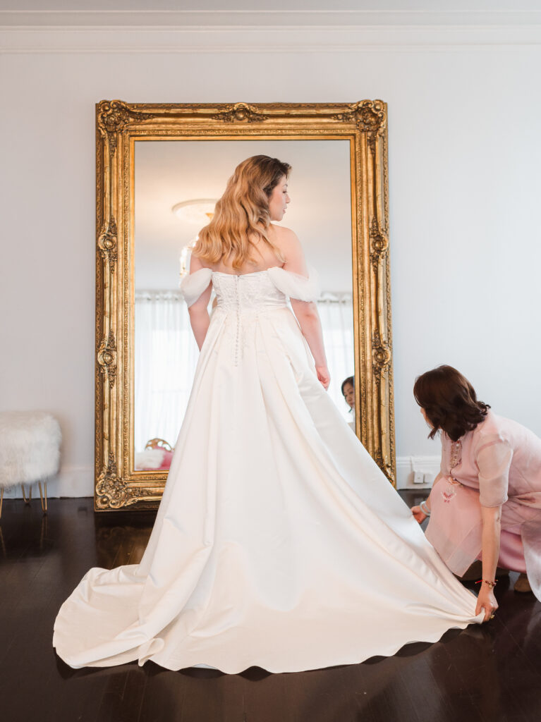 the-briarcliff-manor-wedding-photos-in-bridal-suite-by-suess-moments