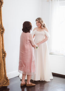 the-briarcliff-manor-wedding-photos-in-bridal-suite-by-suess-moments