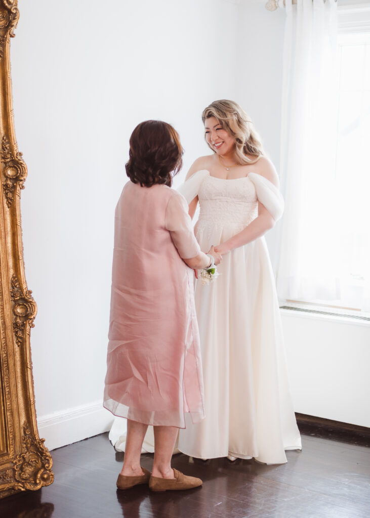 the-briarcliff-manor-wedding-photos-in-bridal-suite-by-suess-moments