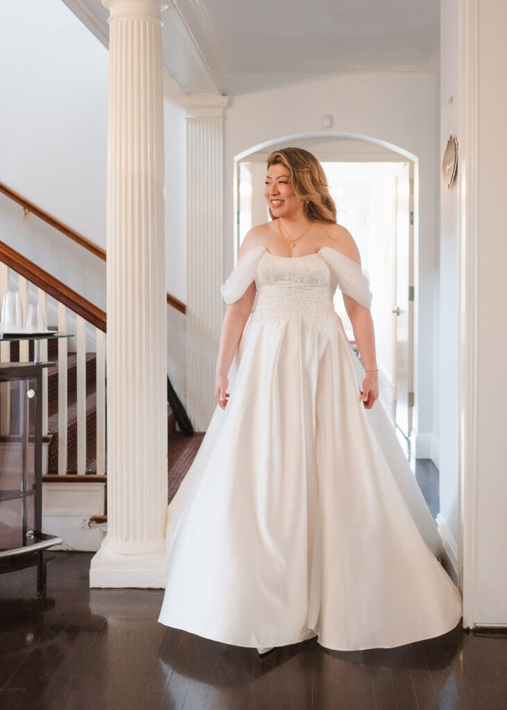first-look-with-bridal-party-at-the-briarcliff-manor-ny