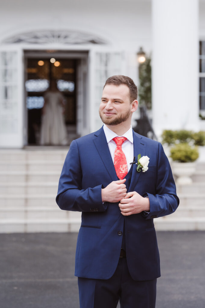 first-look-outside-mansion-the-briarcliff-manor-wedding-photos-by-suess-moments