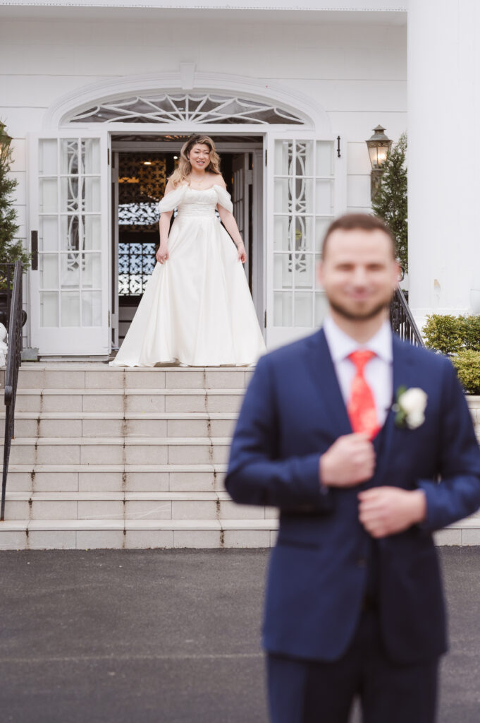 first-look-outside-mansion-the-briarcliff-manor-wedding-photos-by-suess-moments