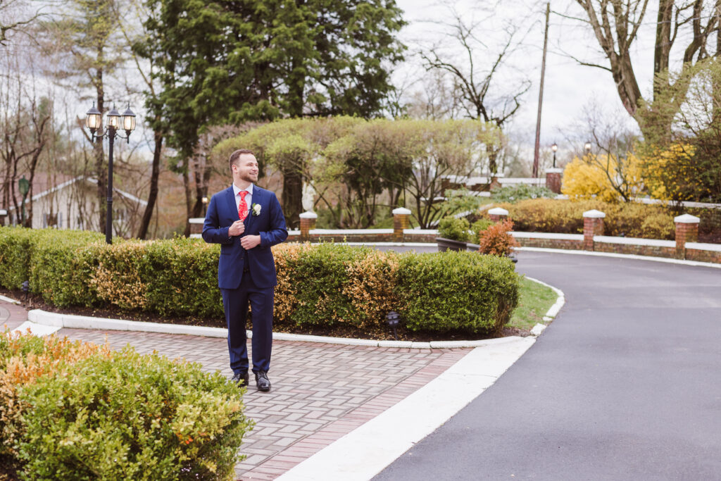 first-look-outside-mansion-the-briarcliff-manor-wedding-photos-by-suess-moments