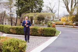 first-look-outside-mansion-the-briarcliff-manor-wedding-photos-by-suess-moments