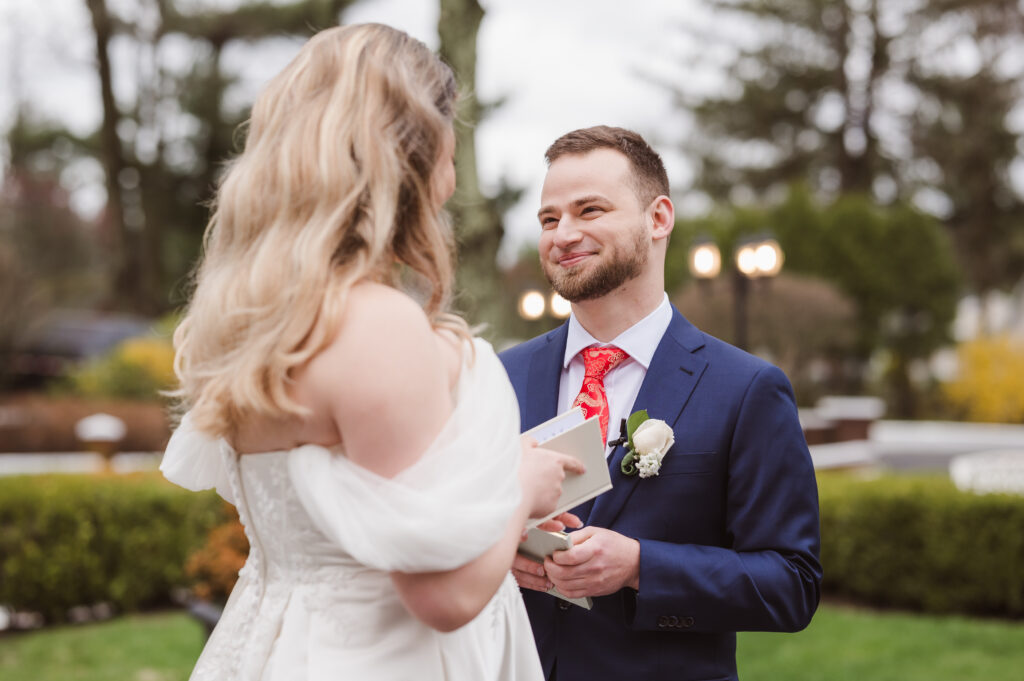first-look-outside-mansion-the-briarcliff-manor-wedding-photos-by-suess-moments