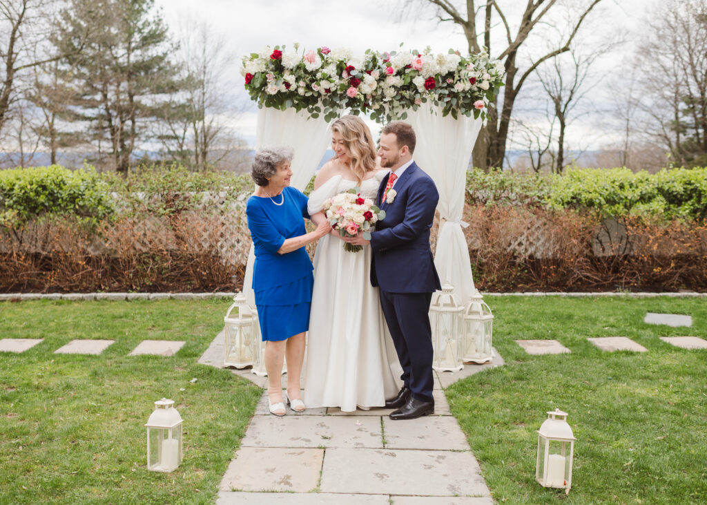 family-photos-outside-wedding-at-briarcliff-manor