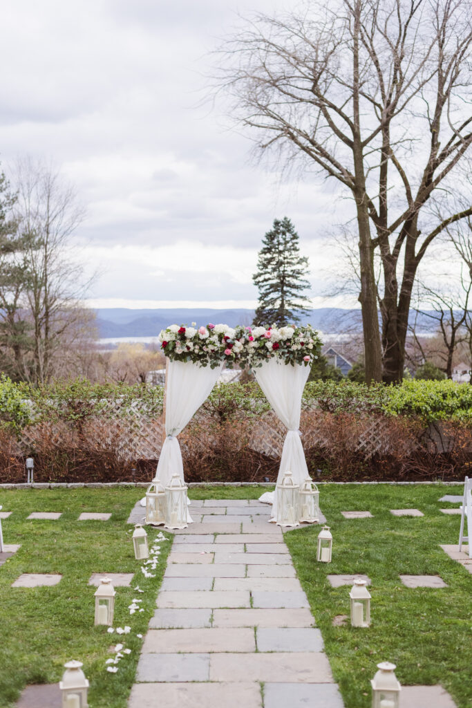 wedding-ceremony-outdoors-at-the-briarcliff-manor-by-suess-moments