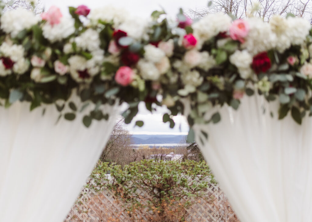 wedding-ceremony-outdoors-at-the-briarcliff-manor-by-suess-moments