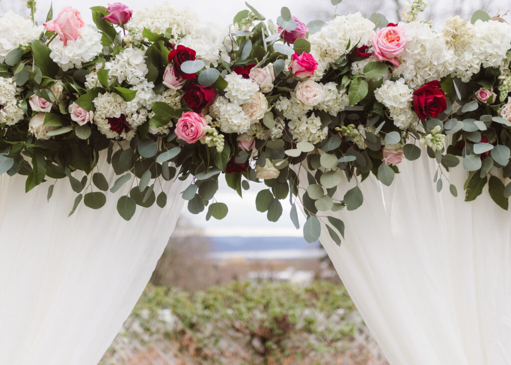wedding-ceremony-outdoors-at-the-briarcliff-manor-by-suess-moments