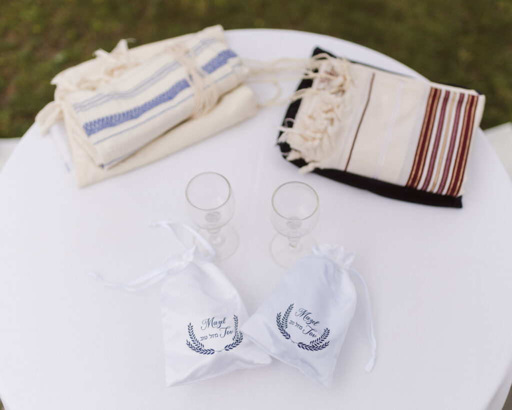 wedding-ceremony-outdoors-at-the-briarcliff-manor-by-suess-moments
