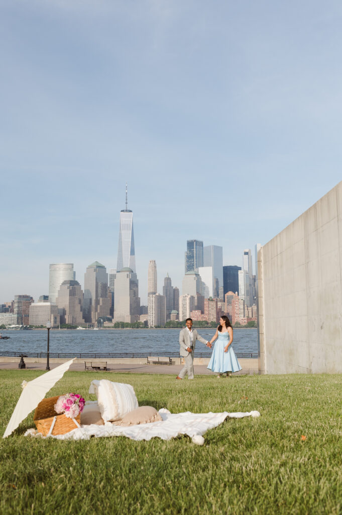 engagement-photos-with-picnic-at-liberty-state-park-nj