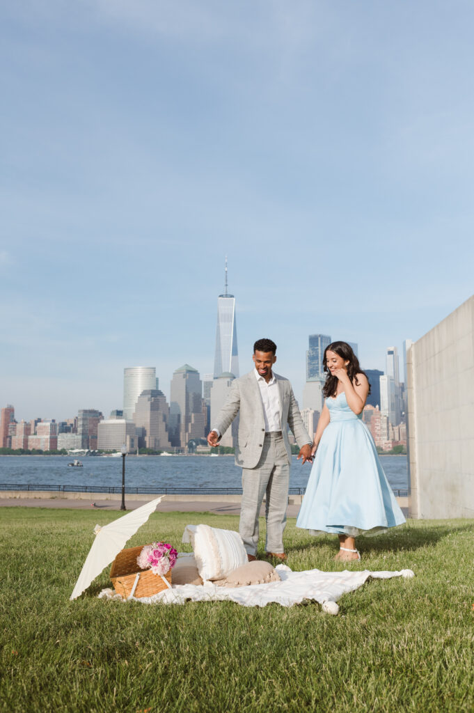engagement-photos-with-picnic-at-liberty-state-park-nj