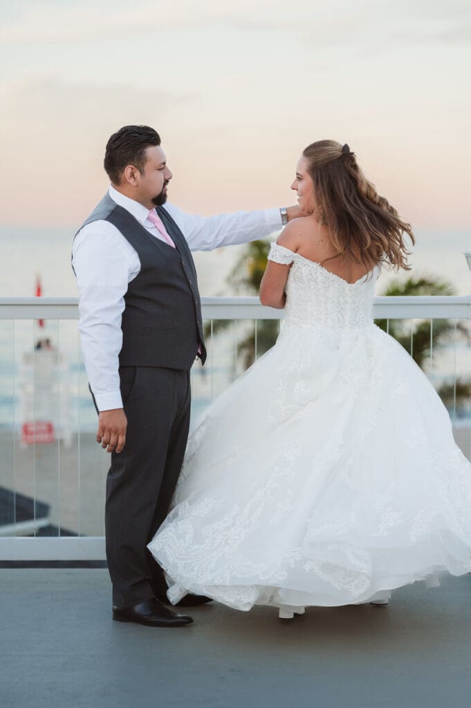 sunset-rooftop-wedding-photos-at-windows-on-the-water-by-suess-moments