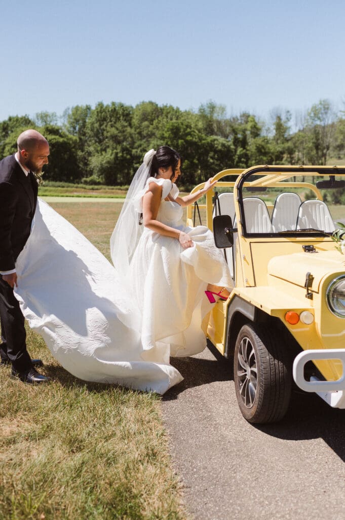 yellow-jeep-wedding-photos-at-bear-brook-valley-nj