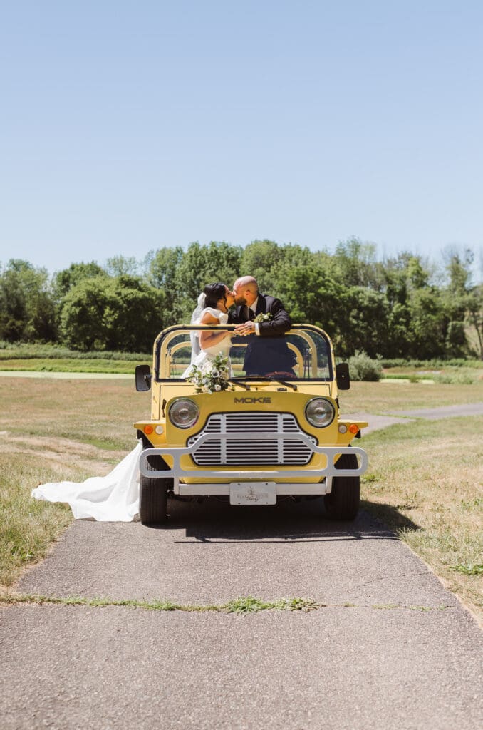 yellow-jeep-wedding-photos-at-bear-brook-valley-nj