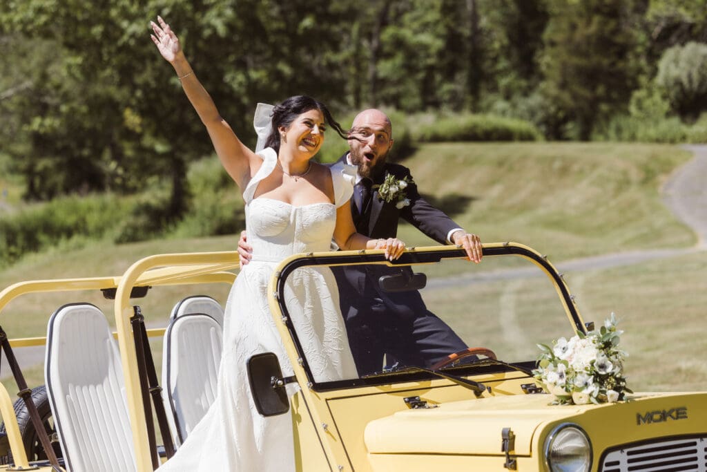 yellow-jeep-wedding-photos-at-bear-brook-valley-nj