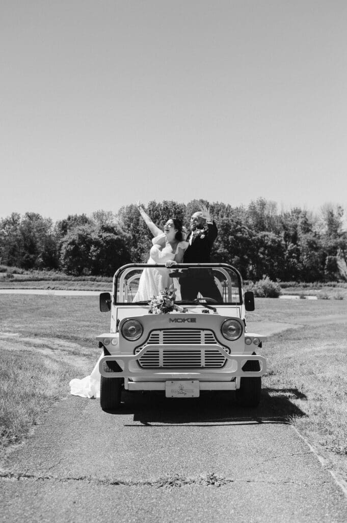 yellow-jeep-wedding-photos-at-bear-brook-valley-nj