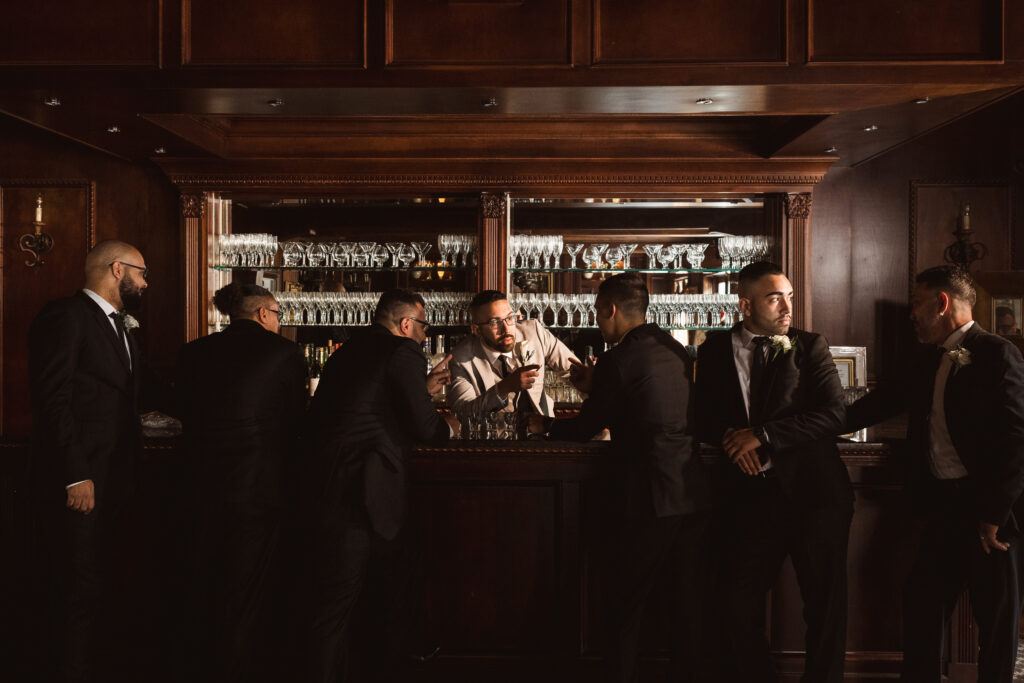 creative-bar-groomsmen-photo-by-suess-moments