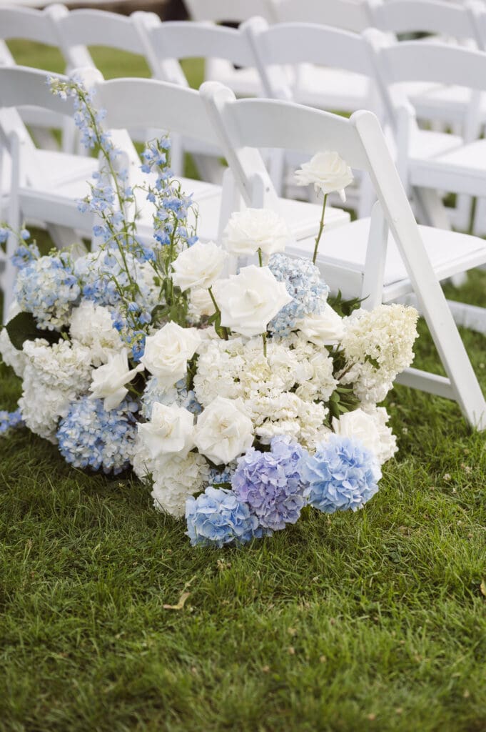blue-and-white-wedding-flowers-at-ceremony