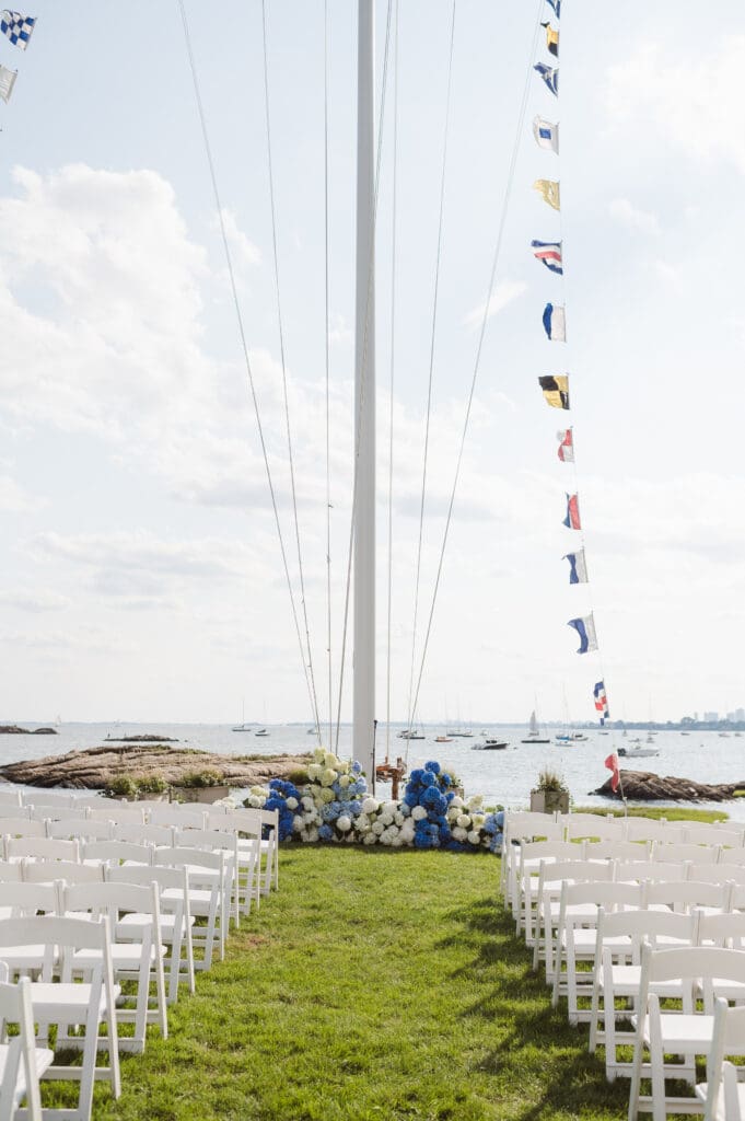 blue-and-white-wedding-flowers-at-ceremony
